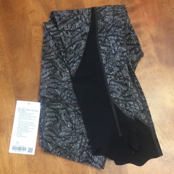 Lululemon winder under crops 23” scallop. - Picture 1 of 6